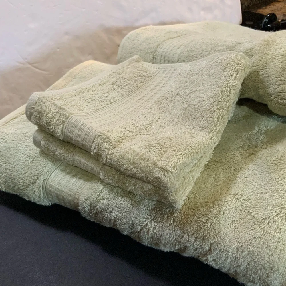 Studio Bamboo Blend Towel and Wash Cloth 4 pc Set Soothing Green NOS